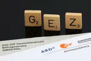 Bild von einem GEZ Schreiben das noch die Scrabble Buchstaben GEZ zeigen.